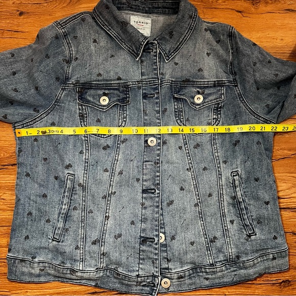 Torrid Medium-Wash Heart Arrows Denim Trucker Jacket SIZE 2 Sold Out Online - Picture 8 of 14